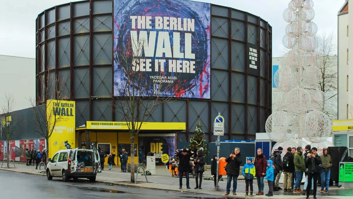 The-Wall-Asisi-Panorama